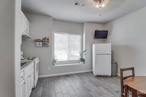 Kitchen - 9320 Ribston Ave, Bakersfield, CA 93312 photo 5 of 8