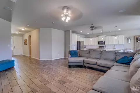 Entry Way - 9320 Ribston Ave, Bakersfield, CA 93312 photo 2 of 4
