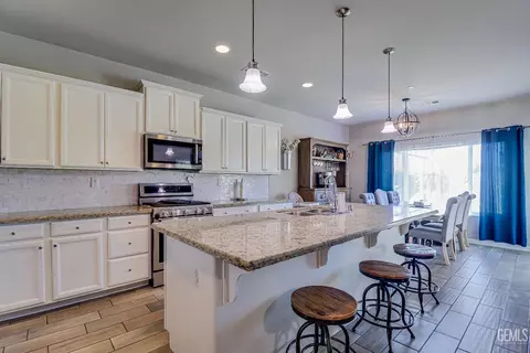 Kitchen - 9320 Ribston Ave, Bakersfield, CA 93312 photo 8 of 8