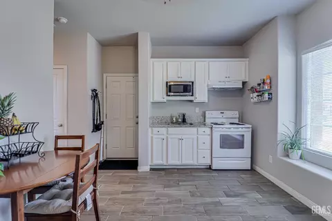 Kitchen - 9320 Ribston Ave, Bakersfield, CA 93312 photo 6 of 8