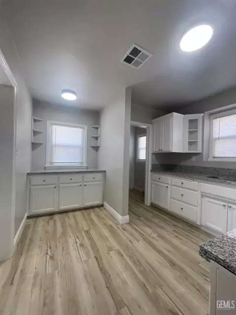Entry Way - 427 E St, Tehachapi, CA 93561 photo 1 of 5