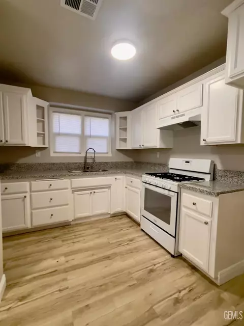 Kitchen - 427 E St, Tehachapi, CA 93561 photo 1 of 4