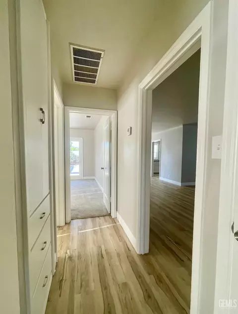 Entry Way - 427 E St, Tehachapi, CA 93561 photo 4 of 5