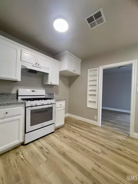 Kitchen - 427 E St, Tehachapi, CA 93561 photo 3 of 4