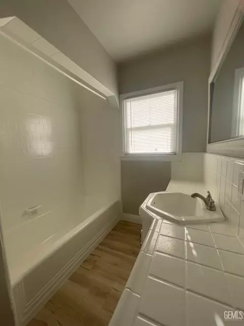 Bath - 427 E St, Tehachapi, CA 93561 photo 2 of 2