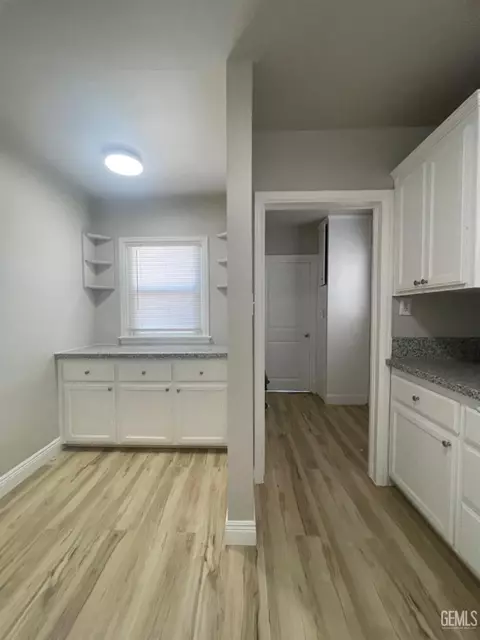 Entry Way - 427 E St, Tehachapi, CA 93561 photo 2 of 5