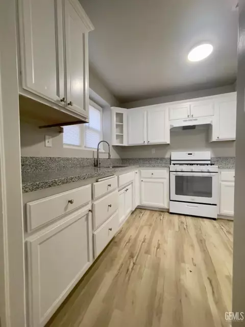 Kitchen - 427 E St, Tehachapi, CA 93561 photo 2 of 4