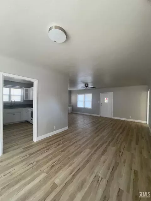 Living - 427 E St, Tehachapi, CA 93561 photo 3 of 3
