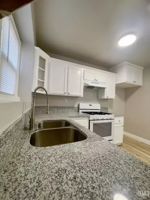 Kitchen - 427 E St, Tehachapi, CA 93561 photo 4 of 4