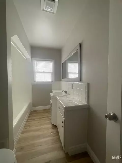 Bath - 427 E St, Tehachapi, CA 93561 photo 1 of 2