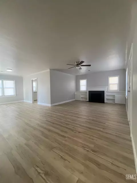 Living - 427 E St, Tehachapi, CA 93561 photo 1 of 3
