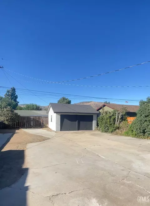 Exterior - 427 E St, Tehachapi, CA 93561 photo 2 of 4