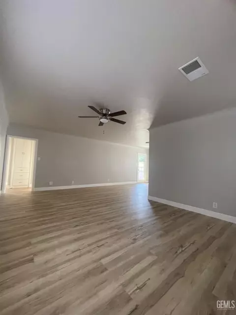 Living - 427 E St, Tehachapi, CA 93561 photo 2 of 3