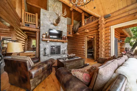Living - 26000 Deertrail Dr, Tehachapi, CA 93561 photo 2 of 4