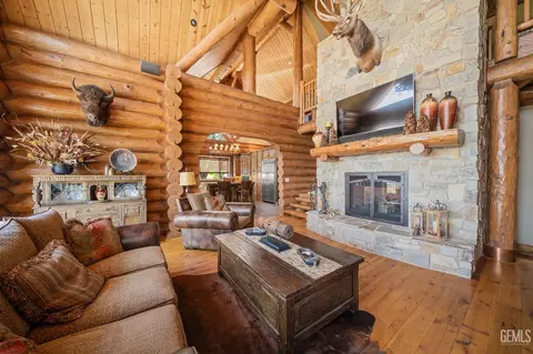 Living - 26000 Deertrail Dr, Tehachapi, CA 93561 photo 3 of 4