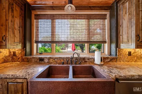 Kitchen - 26000 Deertrail Dr, Tehachapi, CA 93561 photo 3 of 5
