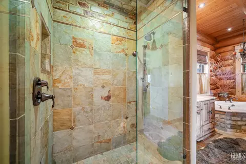 Bath - 26000 Deertrail Dr, Tehachapi, CA 93561 photo 7 of 11
