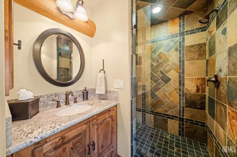 Bath - 26000 Deertrail Dr, Tehachapi, CA 93561 photo 9 of 11