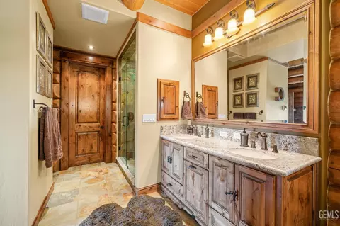 Bath - 26000 Deertrail Dr, Tehachapi, CA 93561 photo 6 of 11