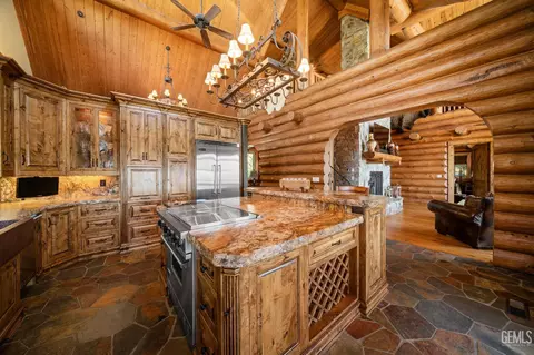 Kitchen - 26000 Deertrail Dr, Tehachapi, CA 93561 photo 5 of 5