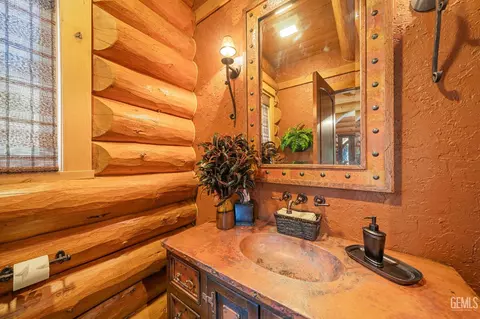 Bath - 26000 Deertrail Dr, Tehachapi, CA 93561 photo 2 of 11