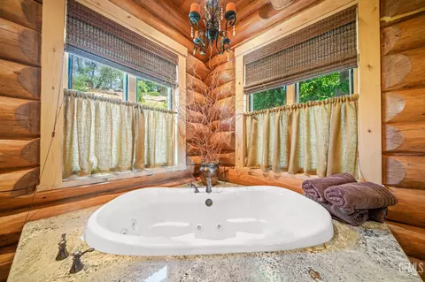 Bath - 26000 Deertrail Dr, Tehachapi, CA 93561 photo 5 of 11