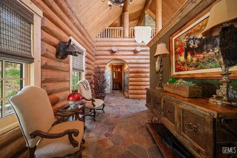 Entry Way - 26000 Deertrail Dr, Tehachapi, CA 93561 photo 2 of 5