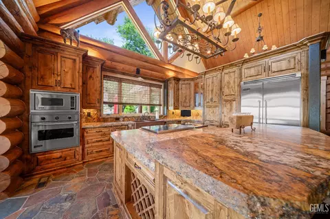 Kitchen - 26000 Deertrail Dr, Tehachapi, CA 93561 photo 4 of 5