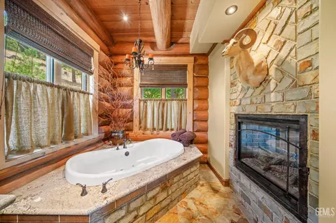 Bath - 26000 Deertrail Dr, Tehachapi, CA 93561 photo 4 of 11