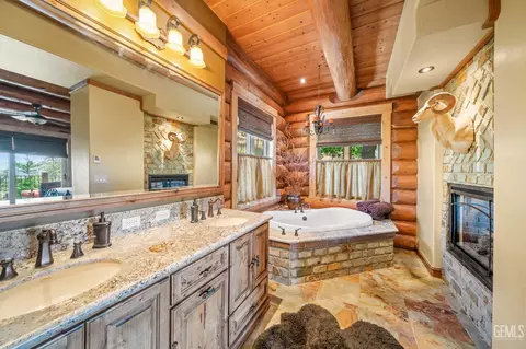 Bath - 26000 Deertrail Dr, Tehachapi, CA 93561 photo 3 of 11