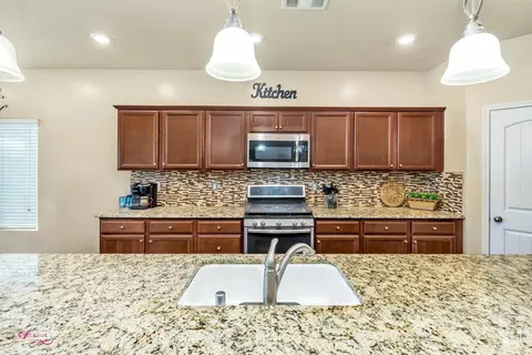 Kitchen - 9008 Rangeley Ct, Bakersfield, CA 93313 photo 3 of 5