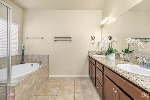 Bath - 9008 Rangeley Ct, Bakersfield, CA 93313 photo 1 of 3