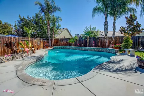 Exterior - 9008 Rangeley Ct, Bakersfield, CA 93313 photo 9 of 17