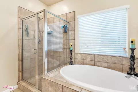 Bath - 9008 Rangeley Ct, Bakersfield, CA 93313 photo 2 of 3