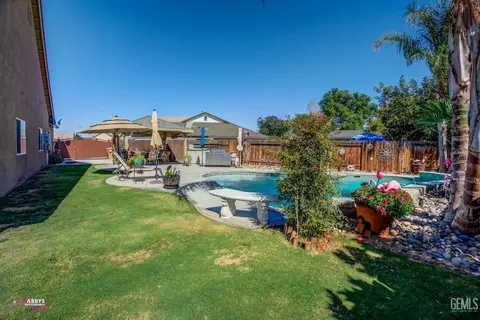 Exterior - 9008 Rangeley Ct, Bakersfield, CA 93313 photo 13 of 17