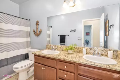 Bath - 9008 Rangeley Ct, Bakersfield, CA 93313 photo 3 of 3
