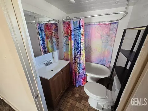 Bath - 614 Cedar St, Taft, CA 93268 photo 1 of 1