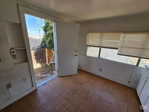 Entry Way - 614 Cedar St, Taft, CA 93268 photo 1 of 1