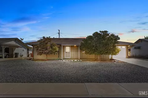 504 Pebble Beach Dr, Bakersfield, CA 93309