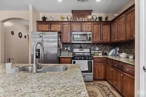 Kitchen - 3313 Amazon Dr, Bakersfield, CA 93313 photo 1 of 2