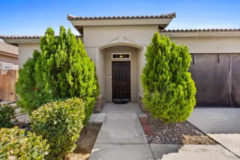 Exterior - 3313 Amazon Dr, Bakersfield, CA 93313 photo 3 of 6