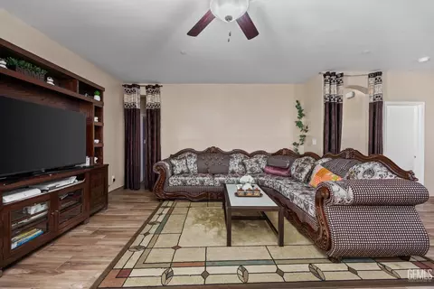 Living - 3313 Amazon Dr, Bakersfield, CA 93313 photo 1 of 2