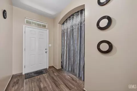 Entry Way - 3313 Amazon Dr, Bakersfield, CA 93313 photo 4 of 7