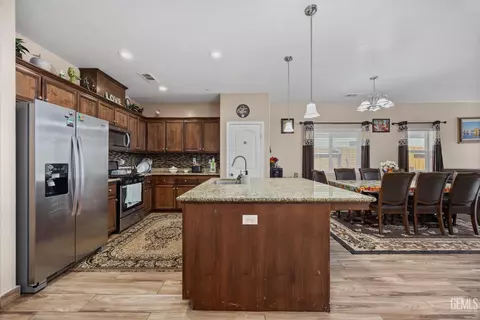 Entry Way - 3313 Amazon Dr, Bakersfield, CA 93313 photo 3 of 7