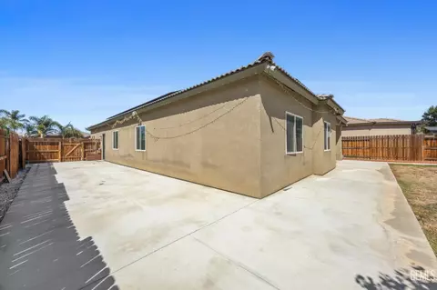 Exterior - 3313 Amazon Dr, Bakersfield, CA 93313 photo 4 of 6