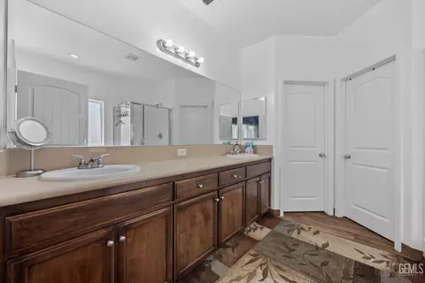 Entry Way - 3313 Amazon Dr, Bakersfield, CA 93313 photo 6 of 7