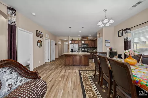 Entry Way - 3313 Amazon Dr, Bakersfield, CA 93313 photo 5 of 7