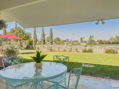 800 Pebble Beach Dr, Bakersfield, CA 93309