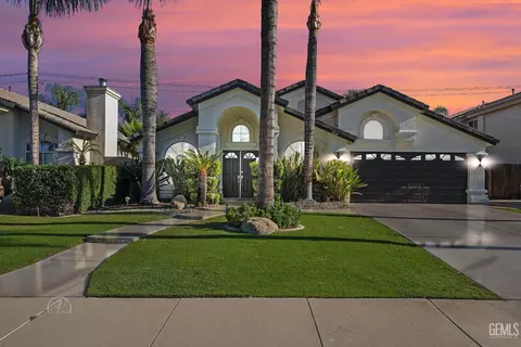 10214 Crandon Park Dr, Bakersfield, CA 93312