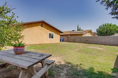 Exterior - 429 Barlow Ct, Arvin, CA 93203 photo 7 of 7